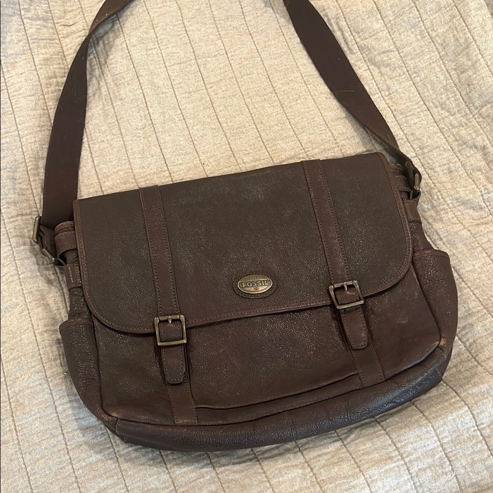 Fossil Brown Leather Messenger Bag with Classic Design